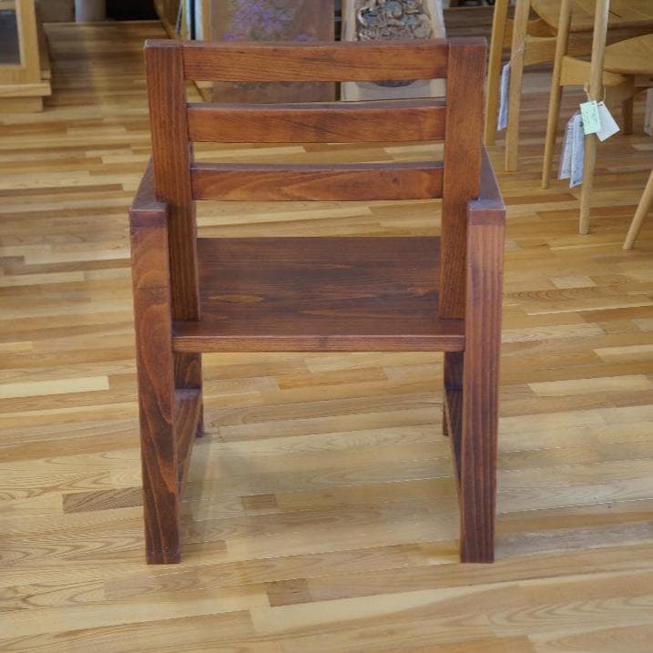 値下げしました！！。木製手掛け付き椅子