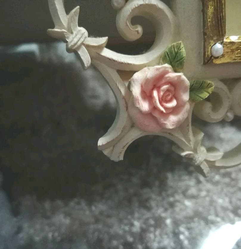 繊細な薔薇(バラ) ❤白(ホワイト) 石膏彫刻 フォトフレーム 写真立て