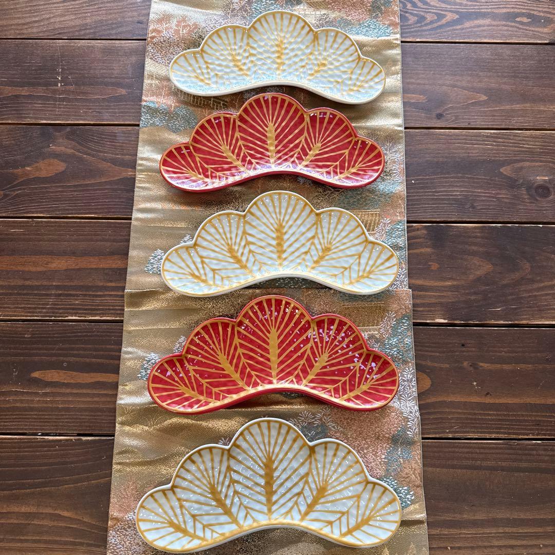 有田焼　幸楽窯　錦赤白金　松葉形　前菜皿5枚セット　縁起物