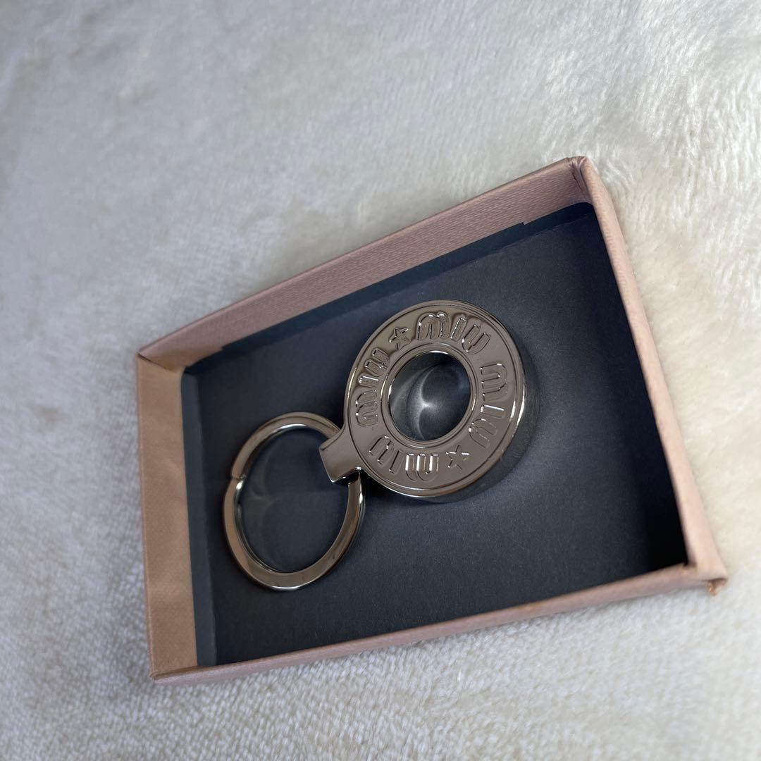 MIU MIU シルバーメタルキーホルダー