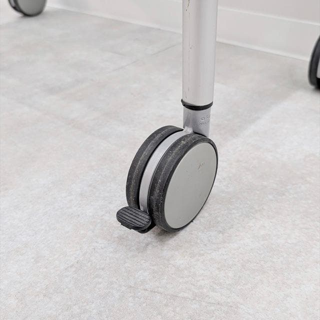 guzziniヘルシンキハイシェルフ（キャスター付き）