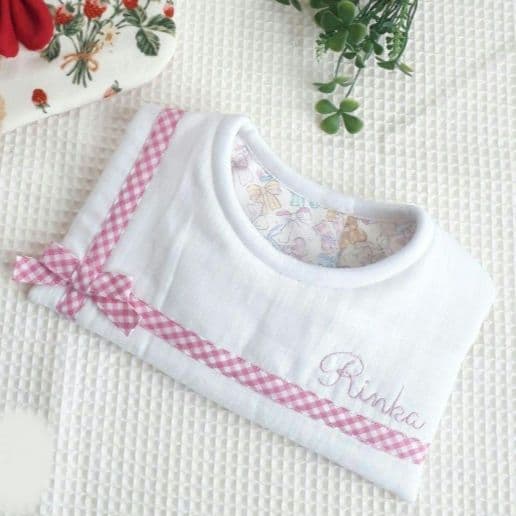 プレゼントみたいなスタイ(ネイビーチェック、ネイビーリボン)