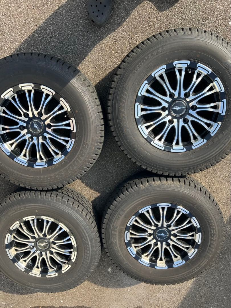 ハイエース　スタッドレスタイヤ　15インチ　②