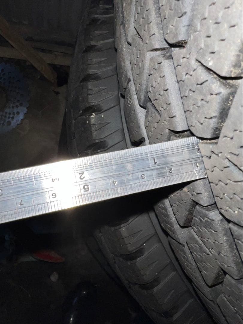 ハイエース　スタッドレスタイヤ　15インチ　②