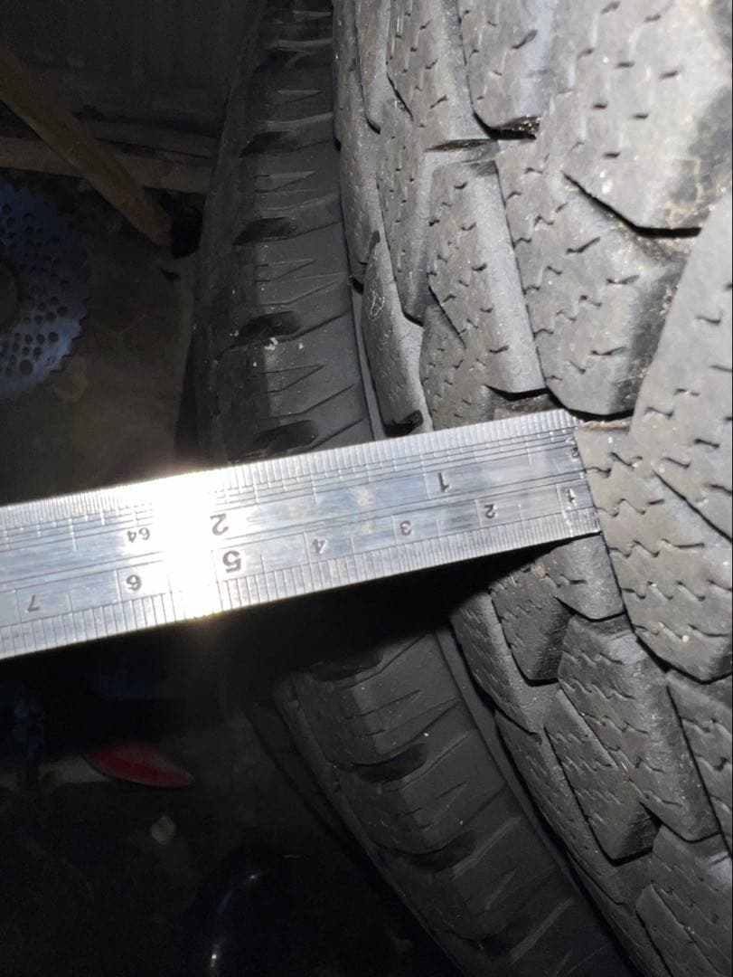 ハイエース　スタッドレスタイヤ　15インチ　②