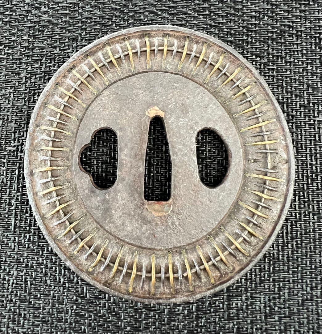 刀鍔 信玄鍔 百足鍔 無銘 鉃地 真鍮 年代物 箱付き(鍔布団付き)