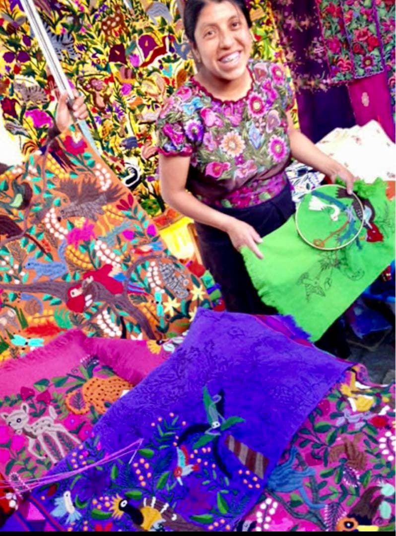 メキシコの手作りの刺繍　手織機で織られた手作りクッションカバー