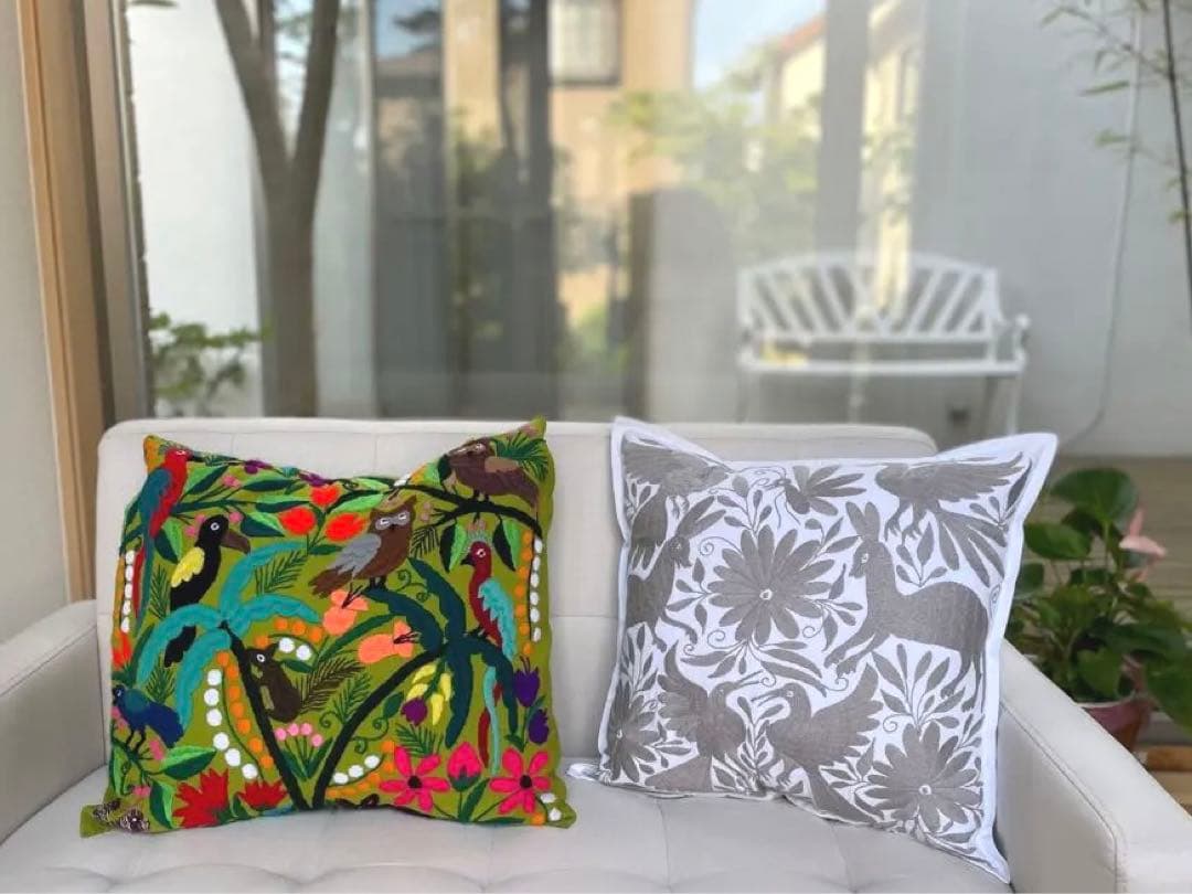 メキシコの手作りの刺繍　手織機で織られた手作りクッションカバー
