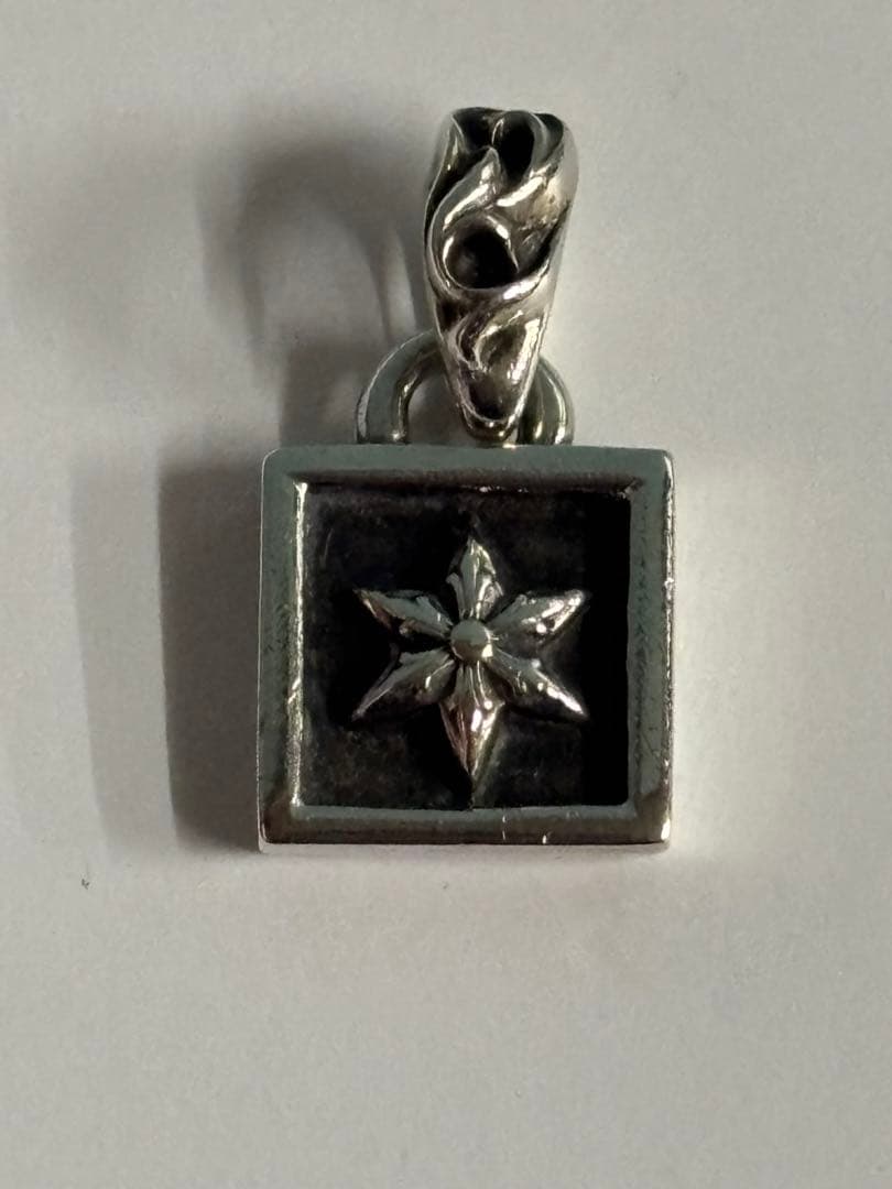 クロムハーツフレームドチャームスター