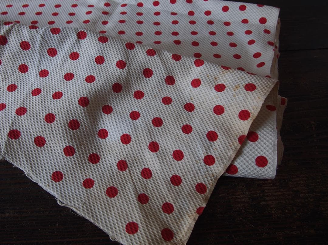 赤い水玉模様のコットンピケベビー服用 ファブリック 幅77c×464c/K405
