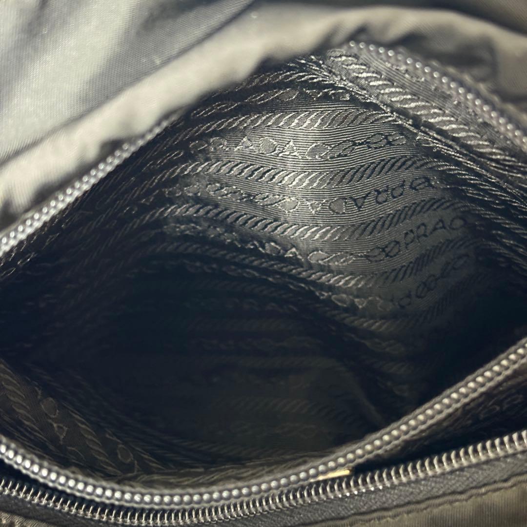 PRADAナイロン テスーB8489定番バッグ ブラック ロゴプレート 軽量