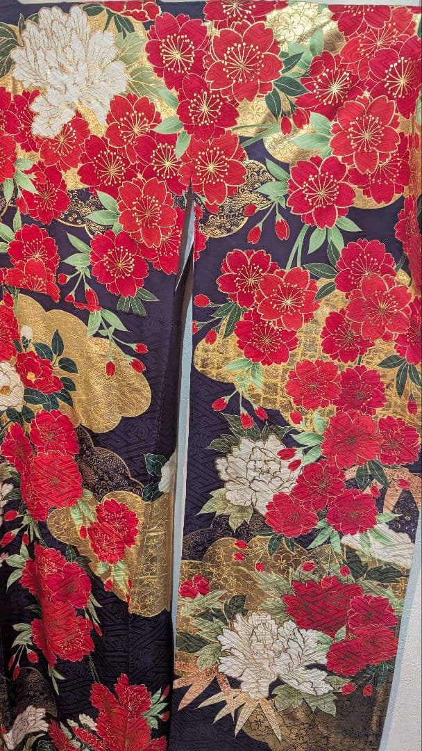 【美品】豪華な赤と白の花柄のおめでたい 振袖•Ｌサイズ