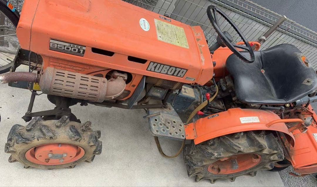 山梨県甲府市発　クボタ b5001 4WD 9馬力　トラクター 実働 現状
