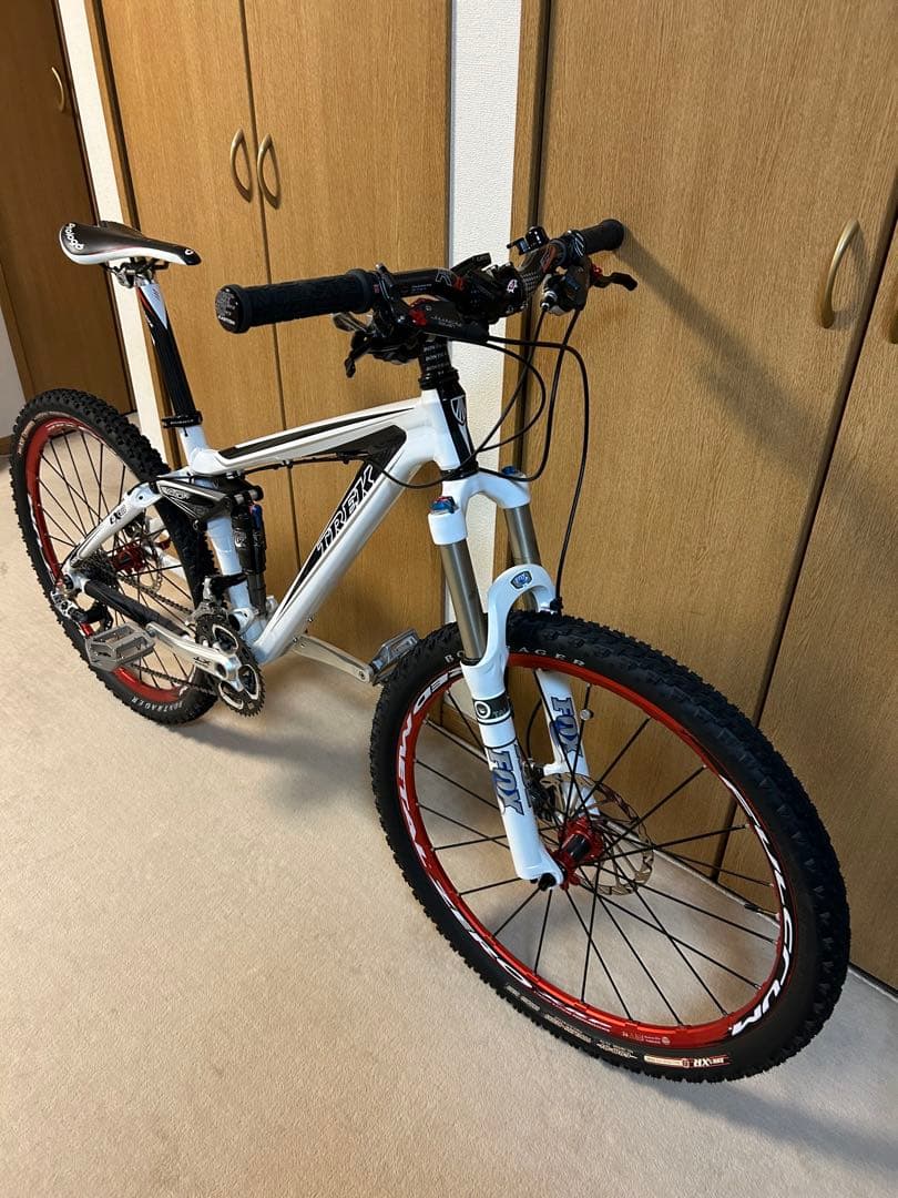 トレック　フューエルEX9マウンテンバイク ホワイト／レッド26インチ