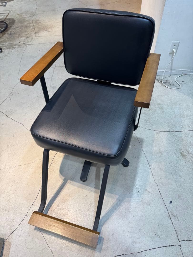 匿名0888さん　モダンデザイン 黒い椅子 木製アームレスト　美容室　セット椅子