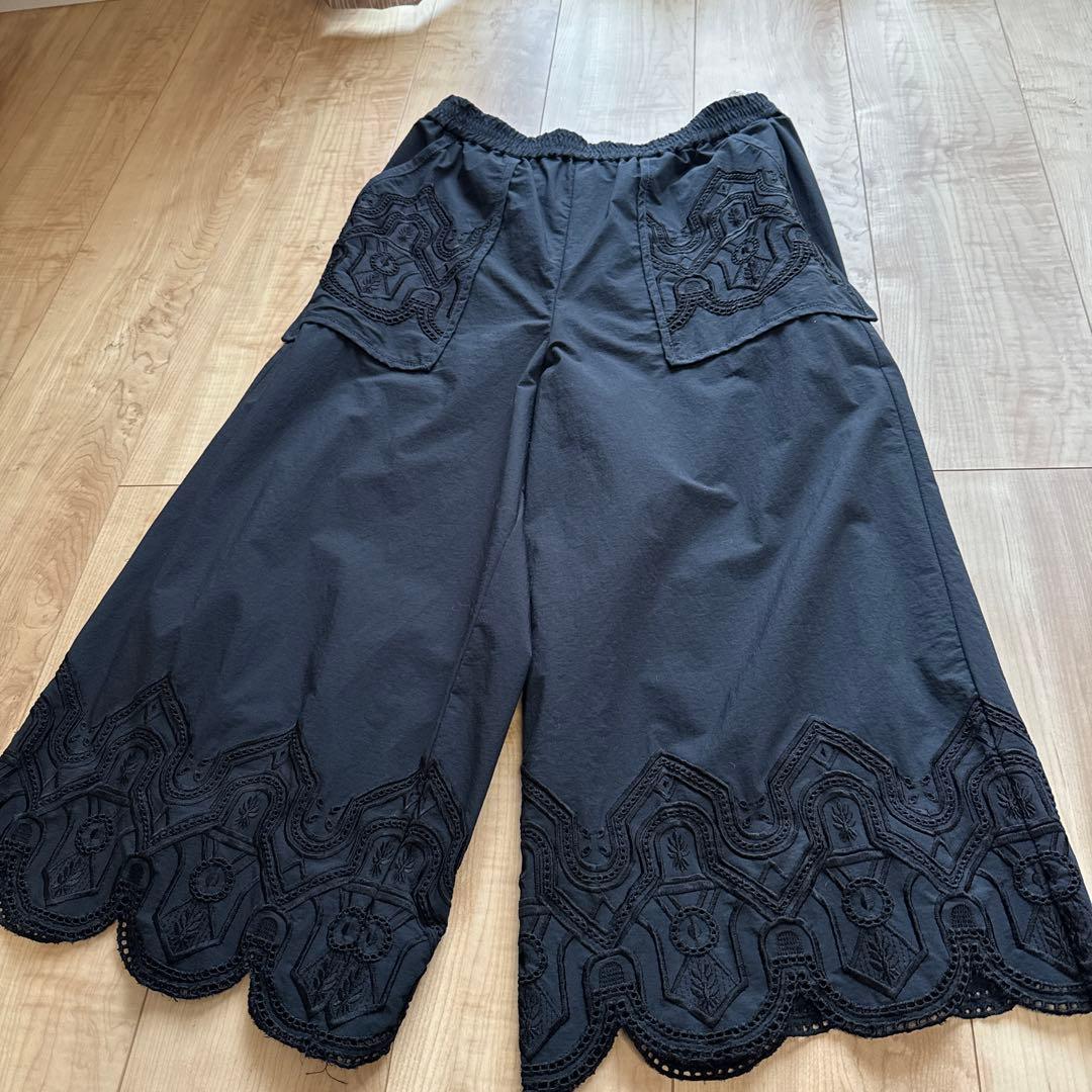 刺繍入り黒ワイドパンツ