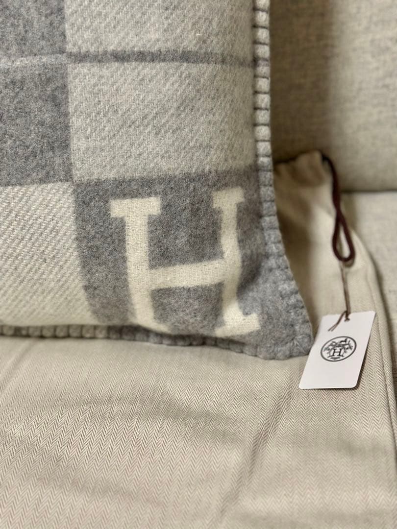 新品未使用　エルメス　クッション　《アヴァロンIII》 PM グレー