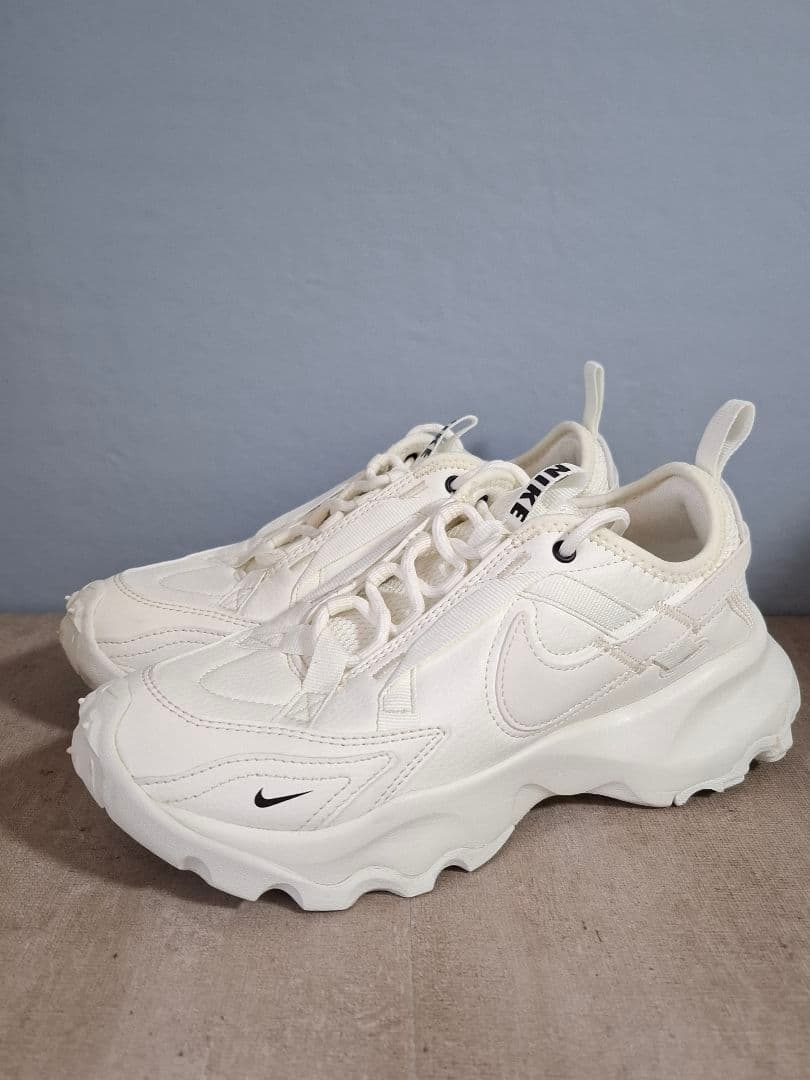 【一度着用】NIKE TC7900 23.5cm DD9682-100 ホワイト