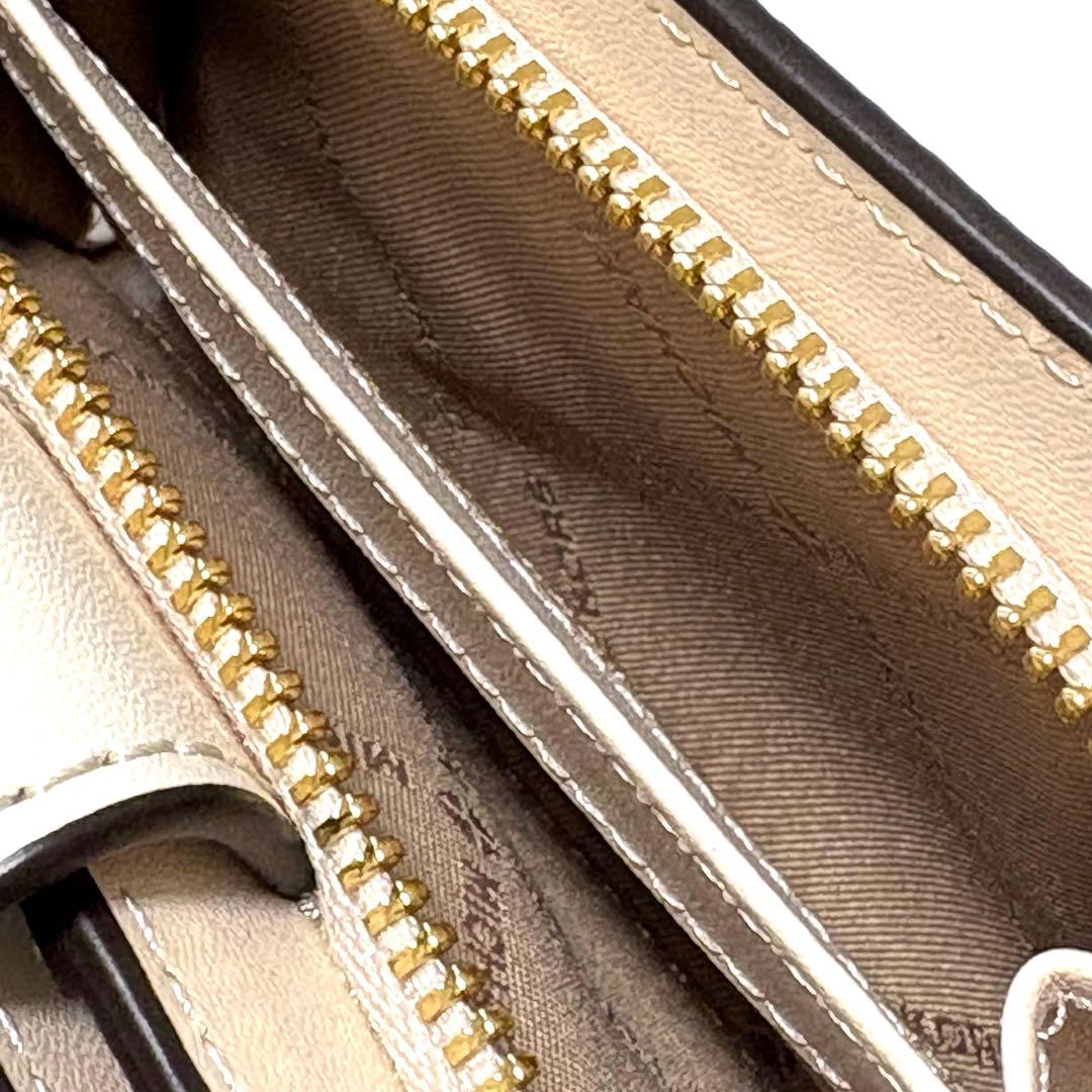 ⭐︎ 【新品、未使用品】かわいい♡マイケルコース 2つ折り財布　ホワイト