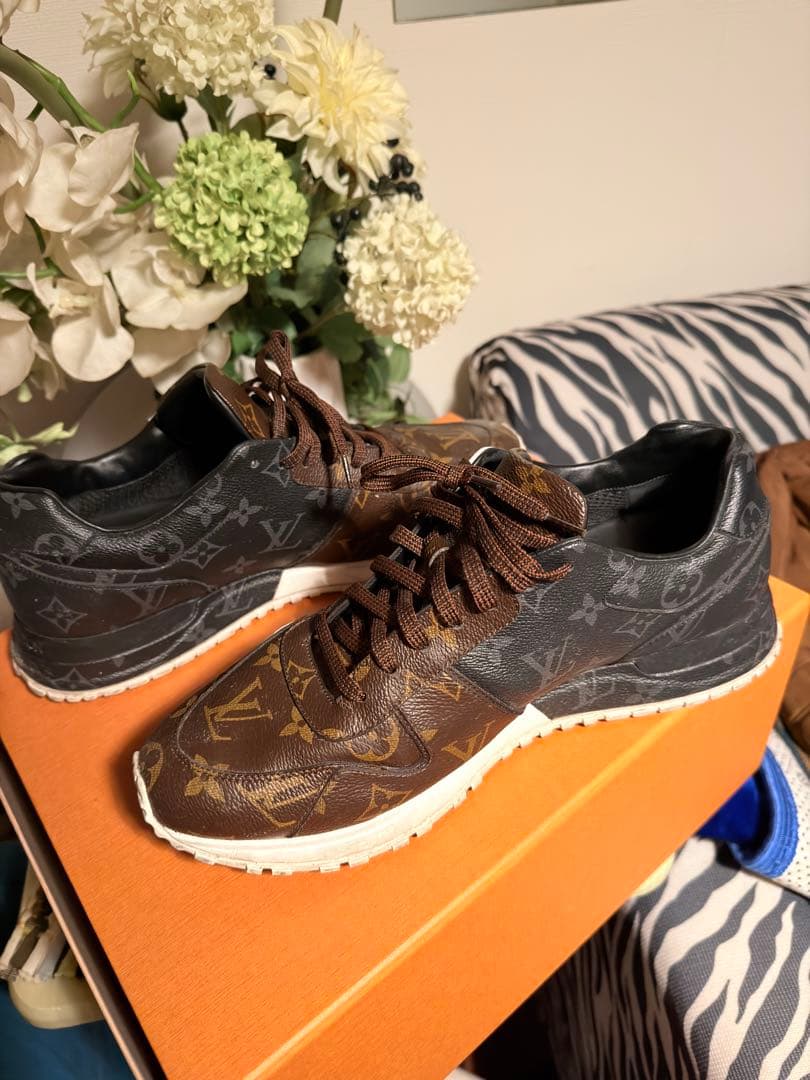Louis Vuitton ロゴ入りスニーカー