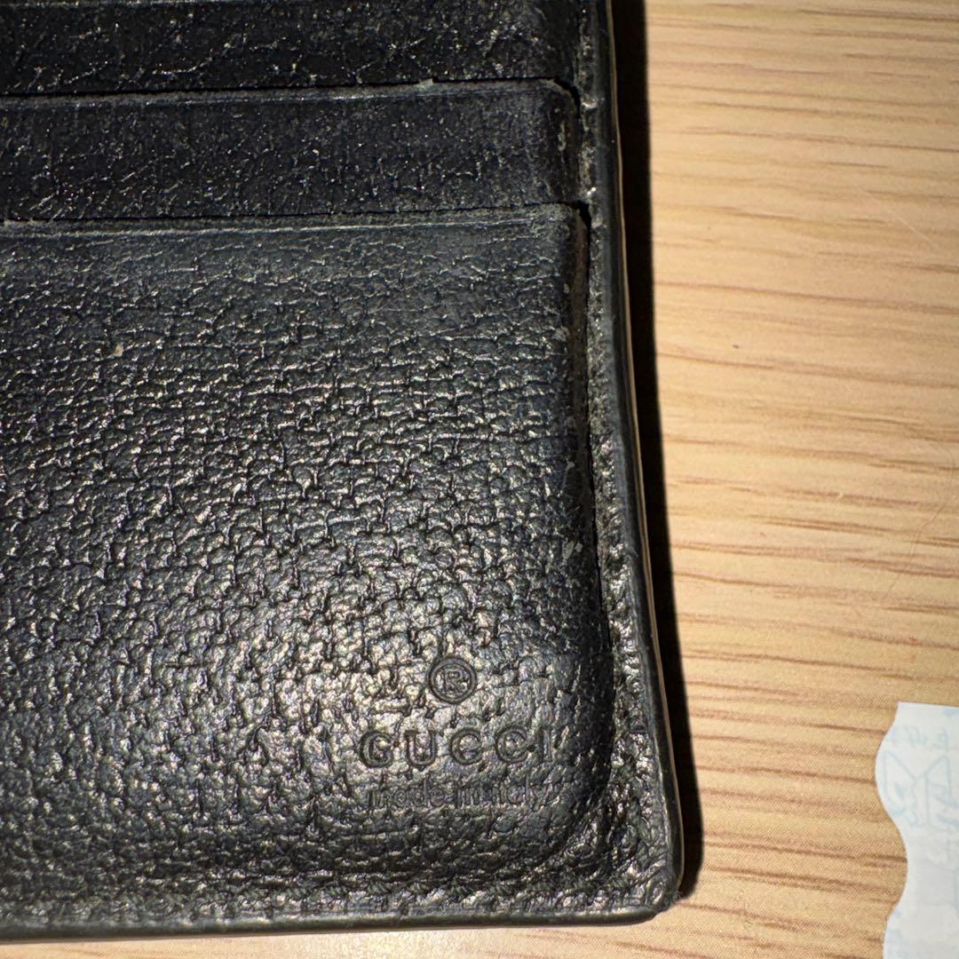 Gucciロゴ付き黒二つ折り財布