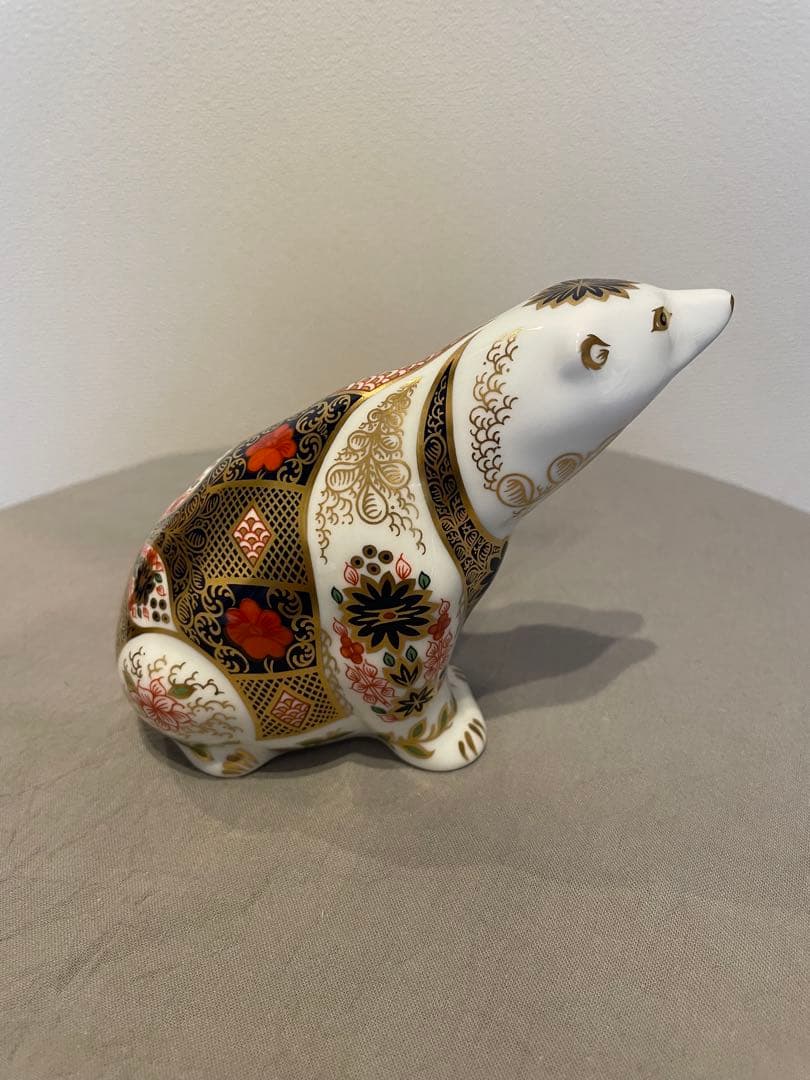 ロイヤルクラウンダービー　陶器製クマの置物 金赤装飾