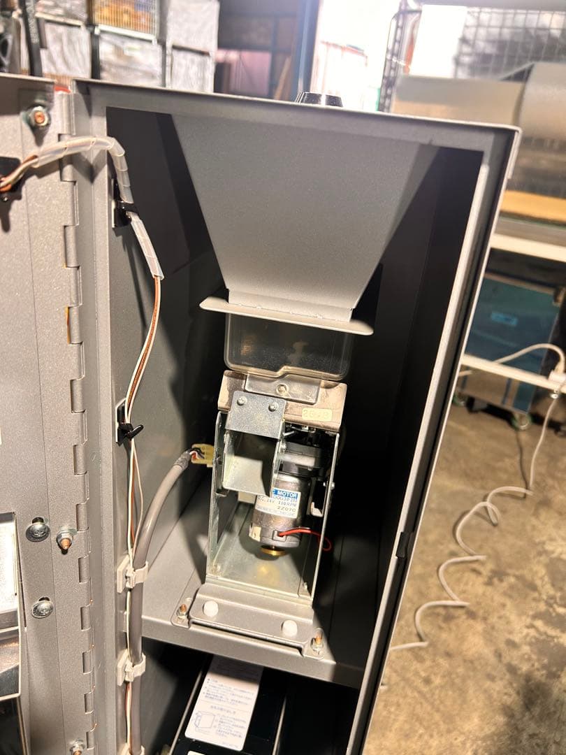 両替機•ラモン1000•株式会社マリンゲーム••新札対応品・ガチャガチャの横に