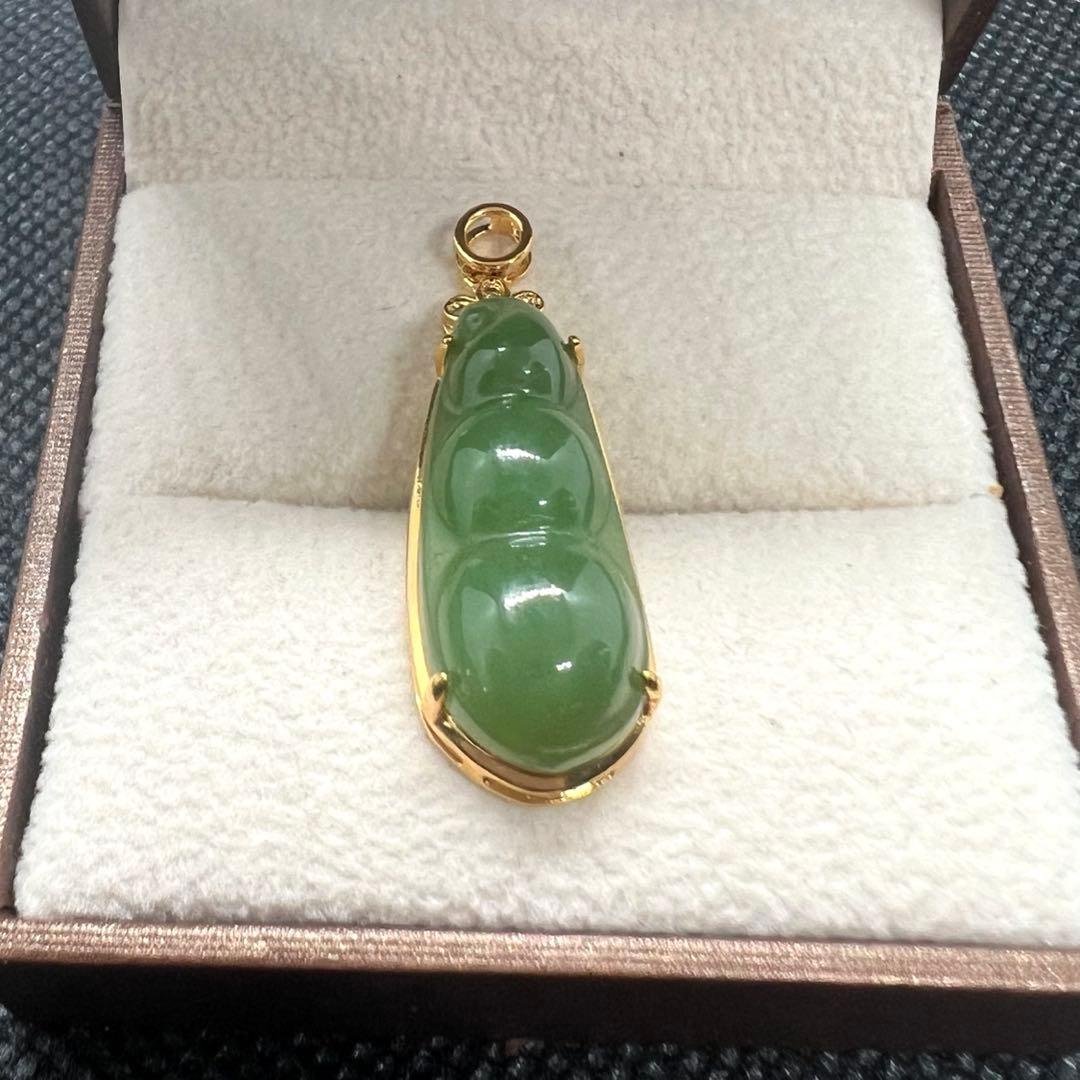 18k使用和田玉翡翠グリーン枝豆型のペンダントトップ　海外鑑定書付きAB1093