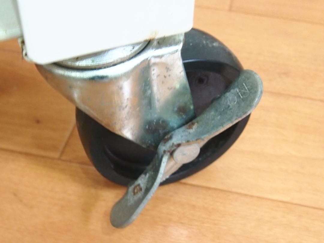 【良品】厨房器具 鉄製 キッチンワゴン キャスター付き 錆びあり 飲食店 家具