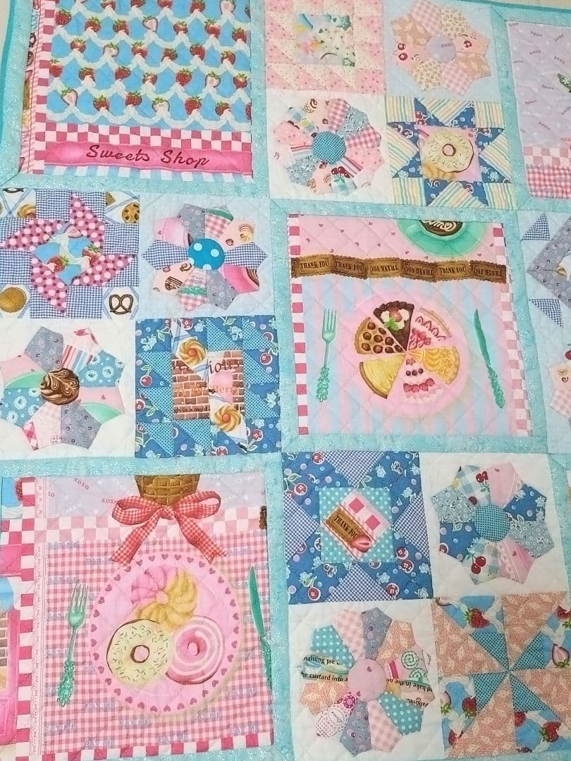 スイーツ パッチワークキルト　完成品　マルチカバー　ベッドカバー
