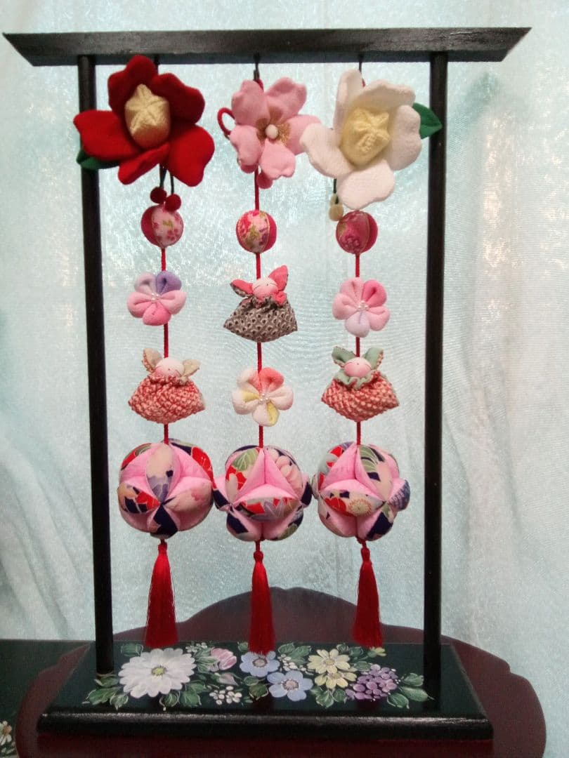 ちりめん細工　吊るし飾り　花と袋うさぎの癒し