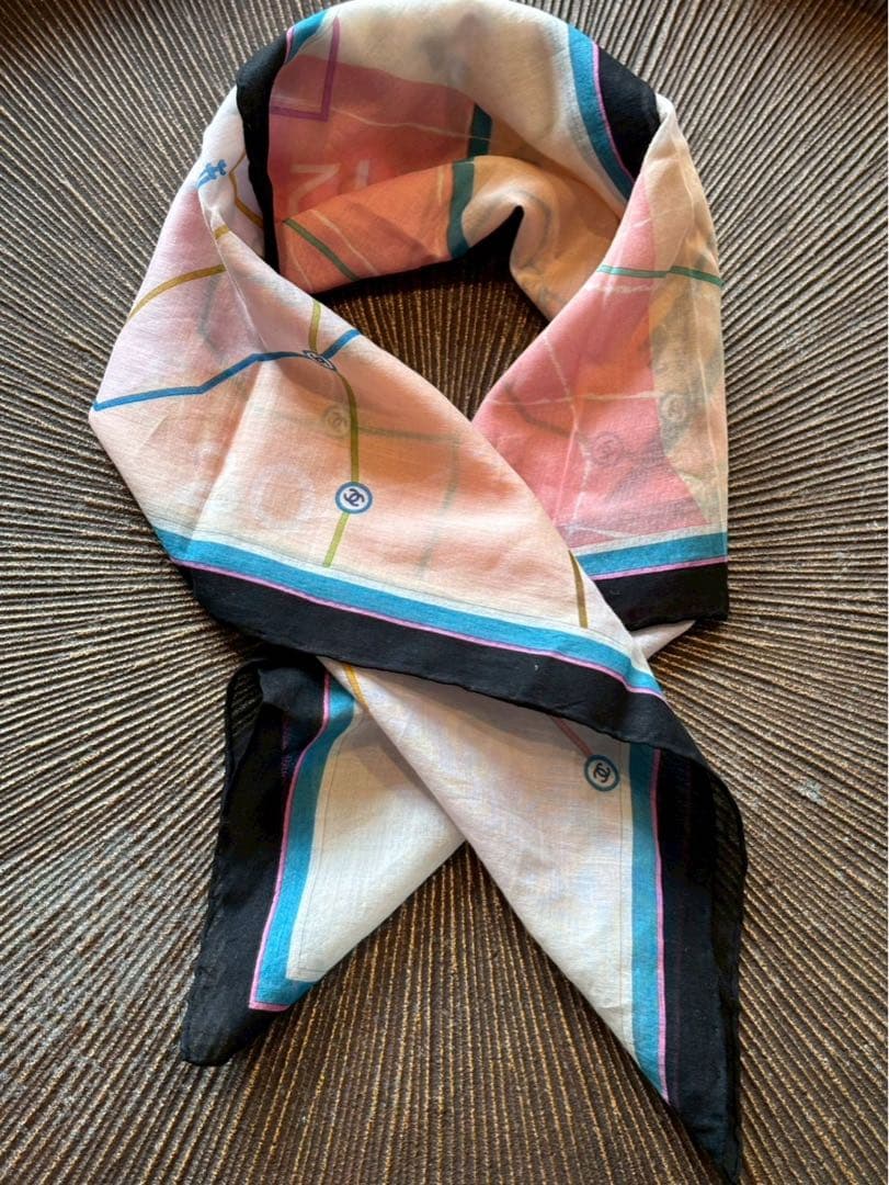 【美品】CHANEL パリ20区　地図デザイン スカーフ　56✖️55センチ