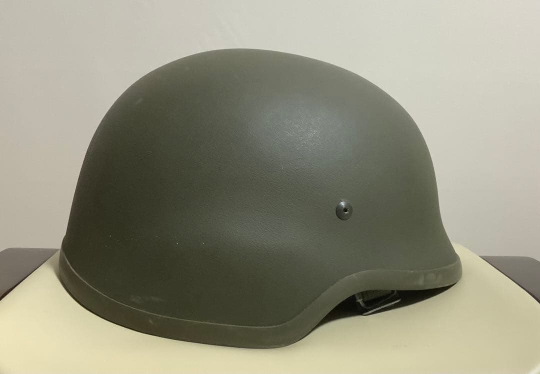 ドイツ軍 ドイツ連邦軍 M826 ケブラーヘルメット 実物放出品 58-60cm