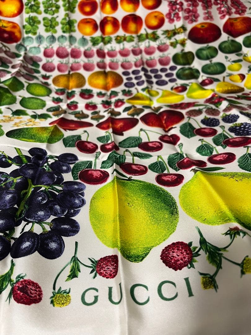 GUCCI フルーツデザイン 大判スカーフ