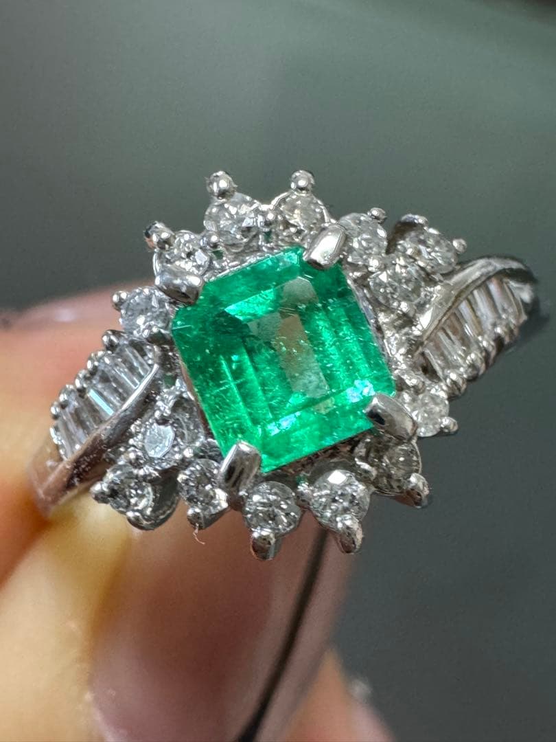 Pt900 プラチナ　エメラルド ダイヤモンド　リング