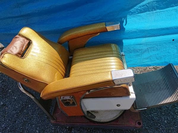 タカラベルモント 理容用椅子 100V 美容室　引取り限定です。