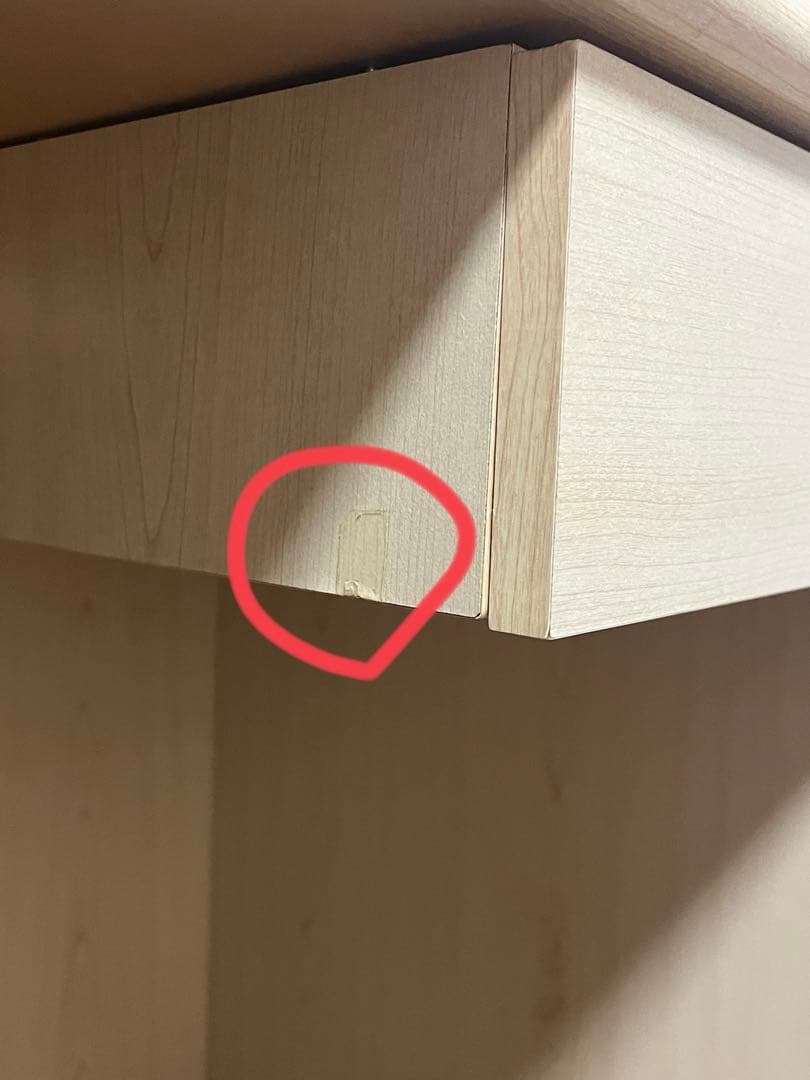 ピンク色が入ってる勉強机