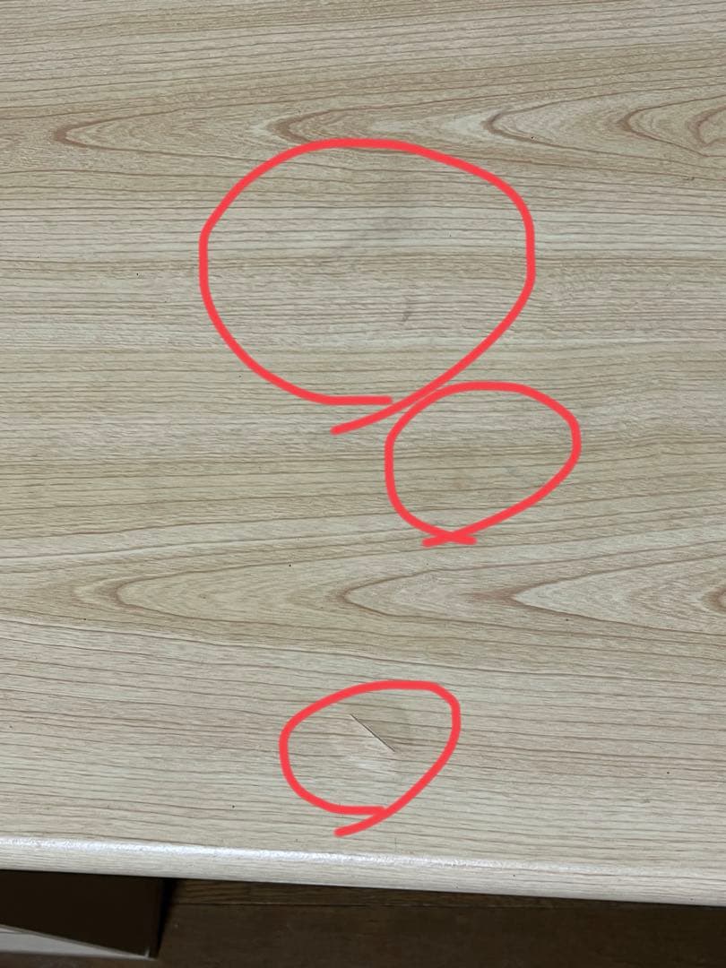 ピンク色が入ってる勉強机