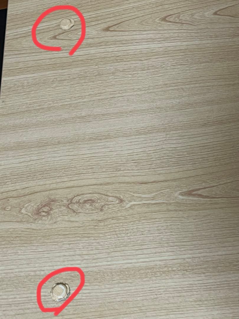 ピンク色が入ってる勉強机