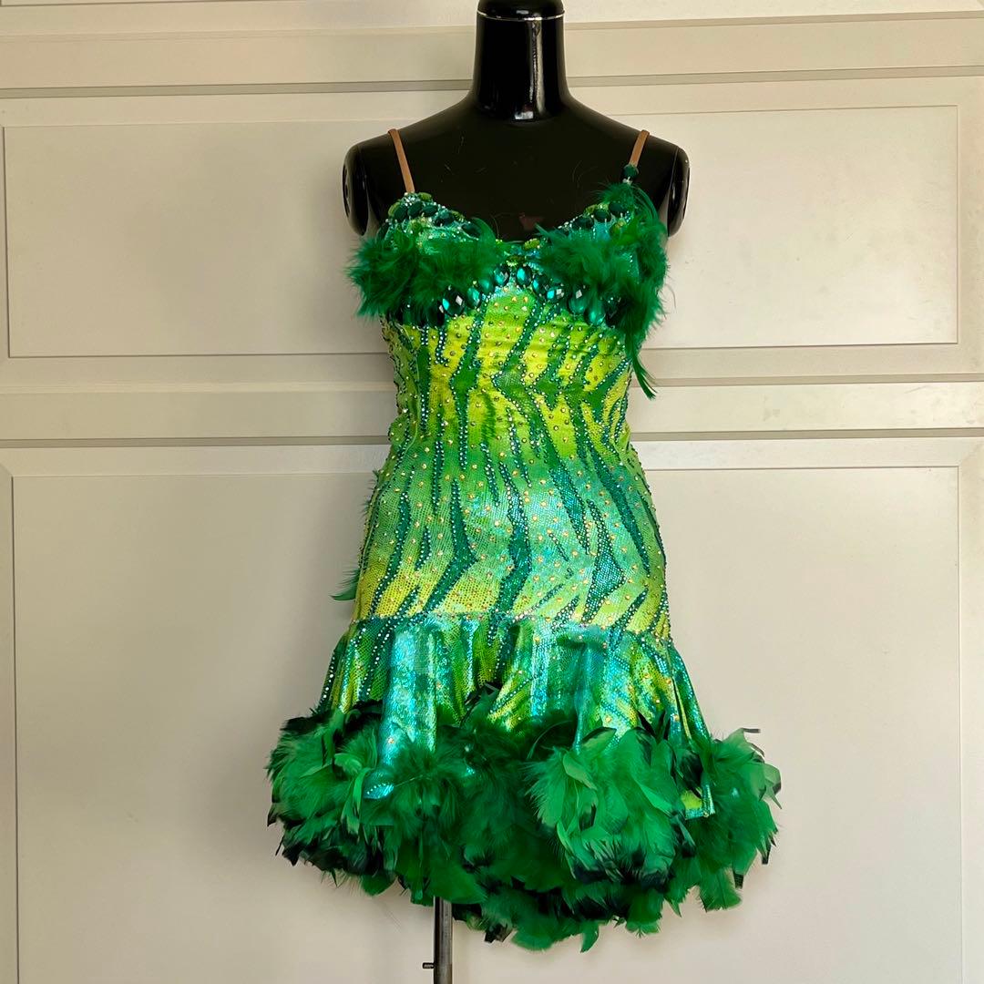 可愛い羽根が華やかな社交ダンスラテンドレス