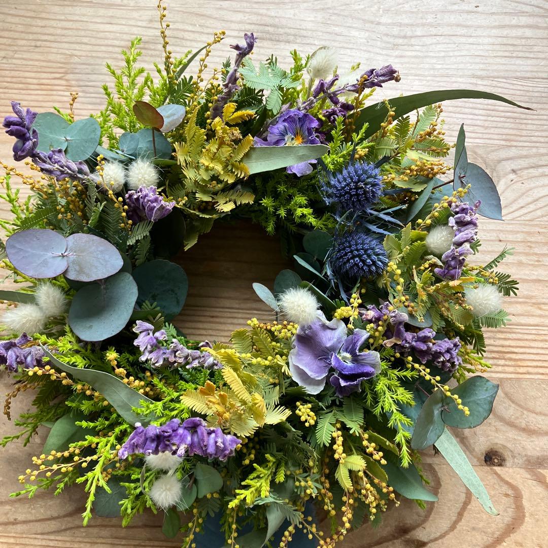 オーレアミモザとエリンジウムのリース　ビオラ　アメジストセージ ユーカリ