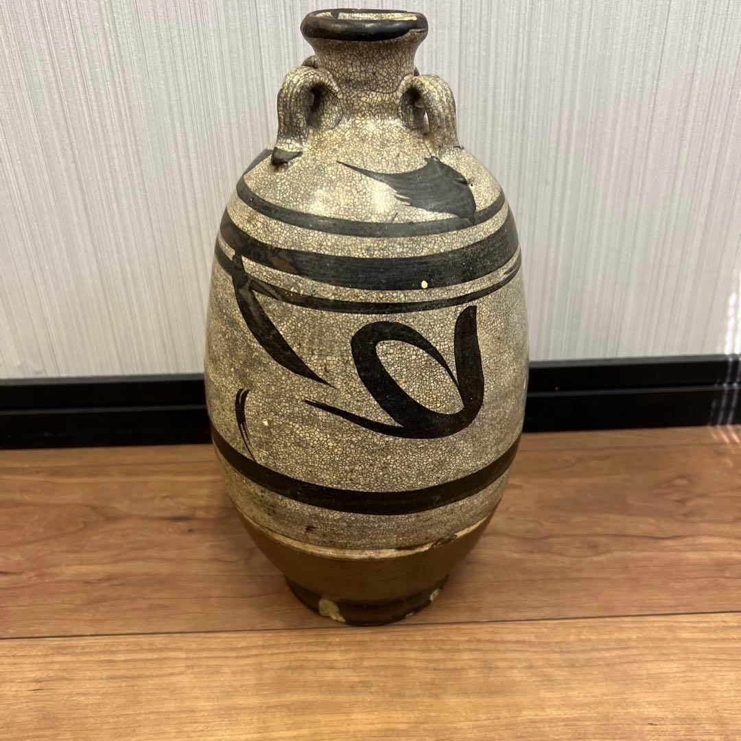 手描き模様の陶器瓶