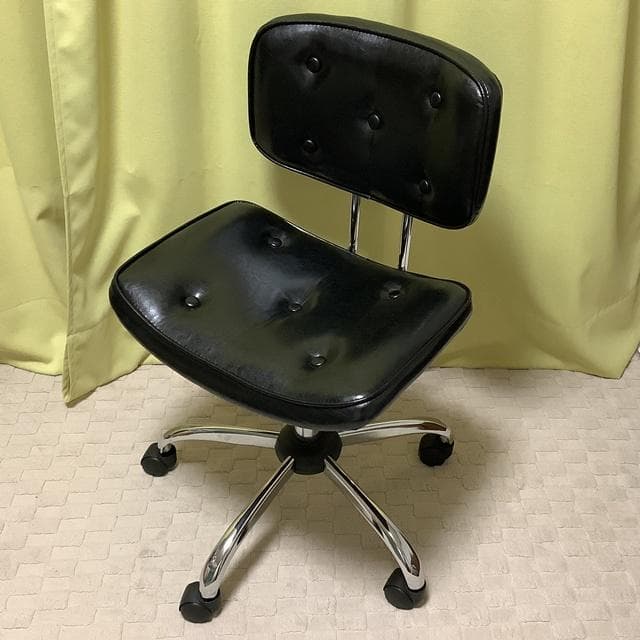 ボタン付きデザイン　インテリア　オフィス　デスクチェア 　黒　昇降