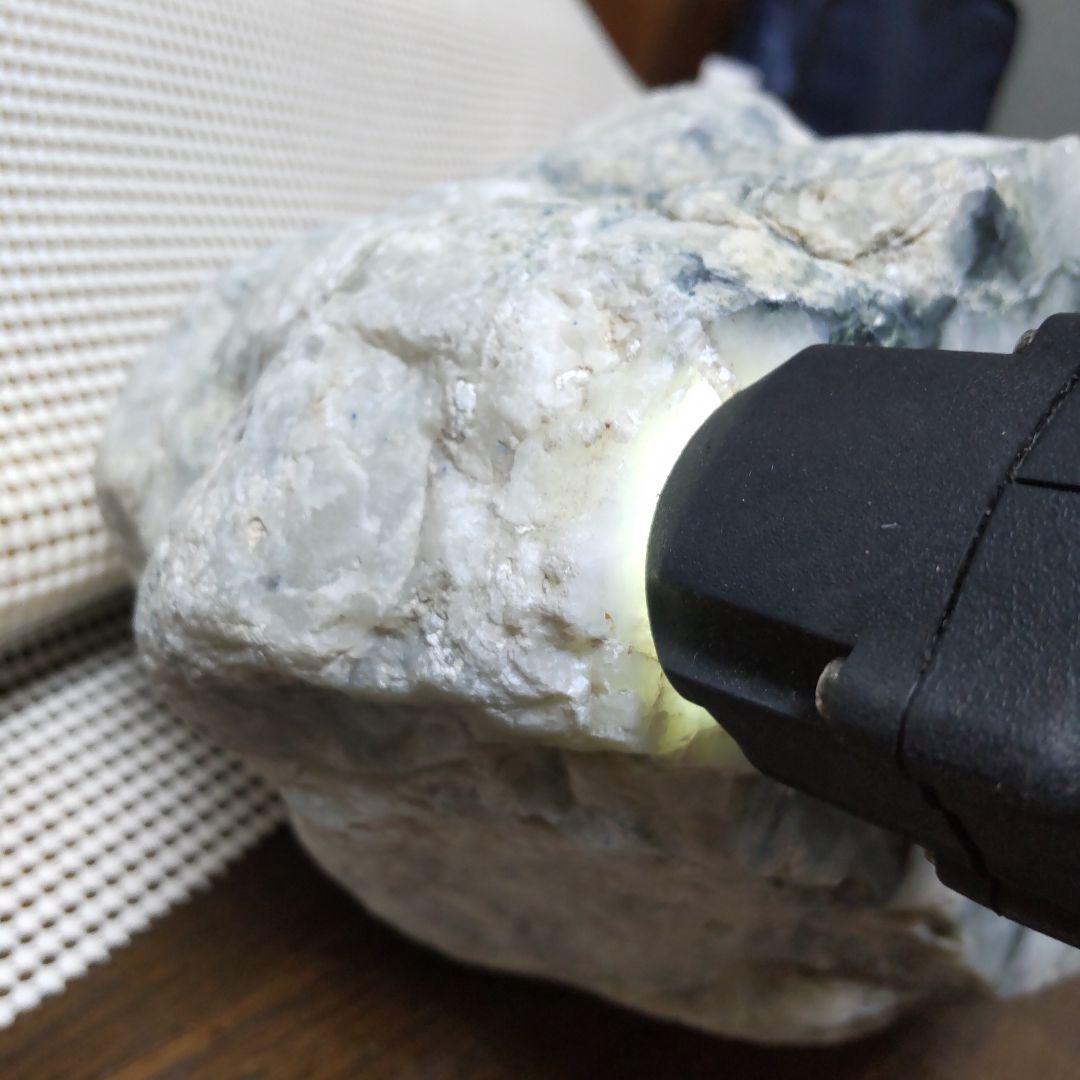 糸魚川翡翠6.16kg,m  (正面にひび割れ傷)