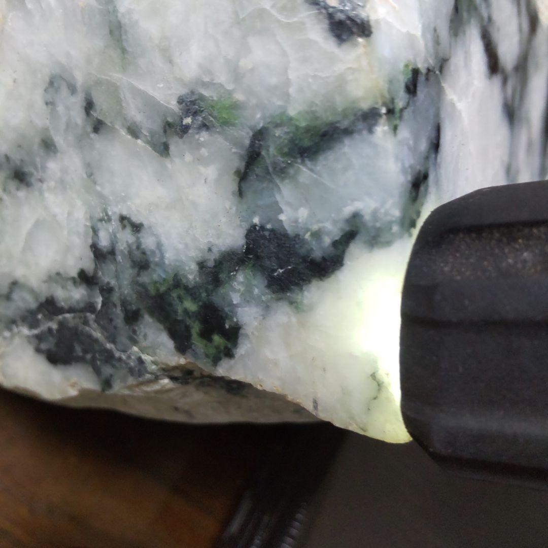 糸魚川翡翠6.16kg,m  (正面にひび割れ傷)