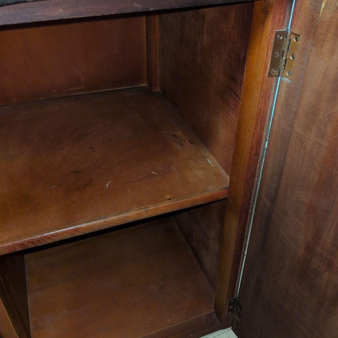 アンティークな木製輸入キャビネット