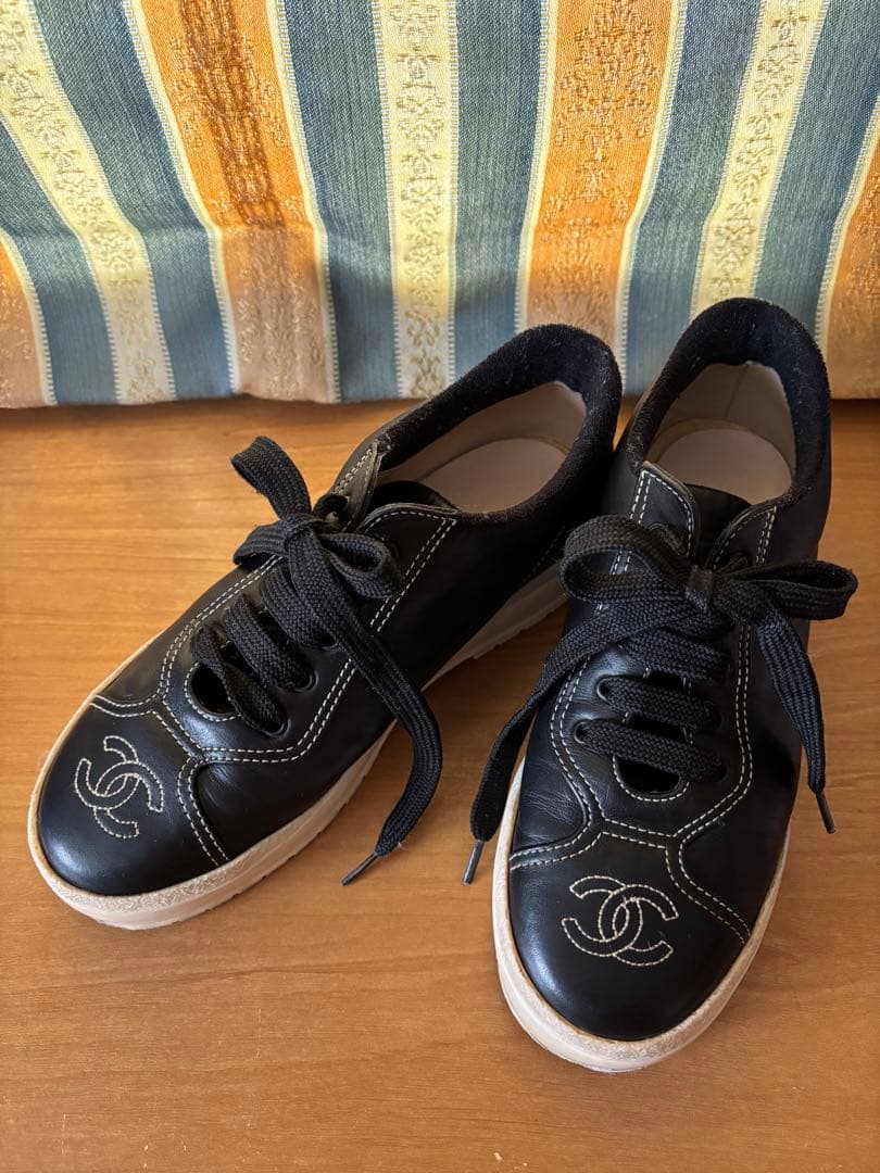 CHANEL ブラックレザー ココマークローカットスニーカー