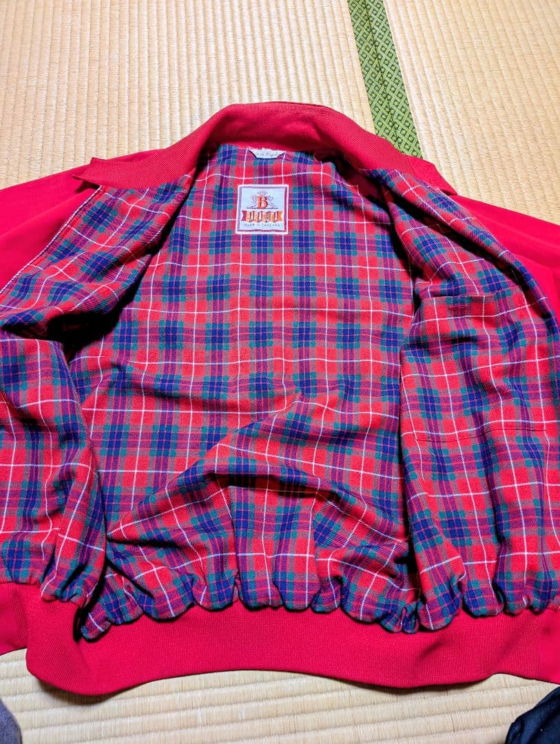 赤いチェック柄ジップアップジャケット