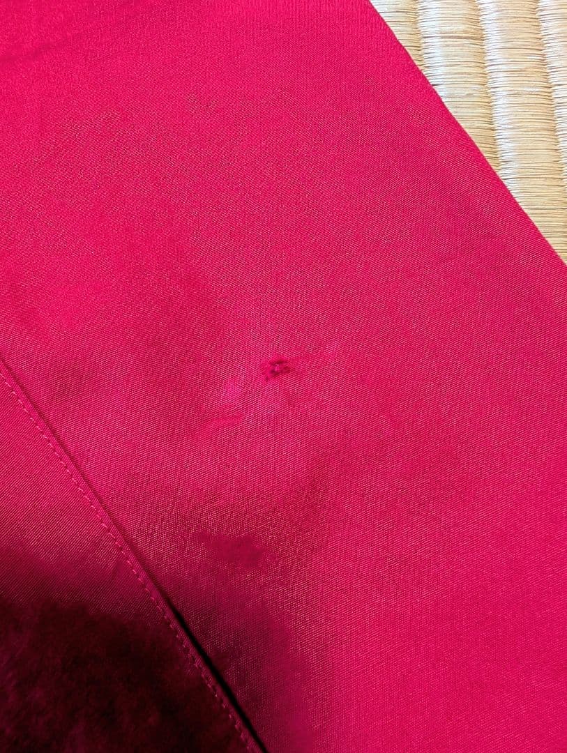 赤いチェック柄ジップアップジャケット