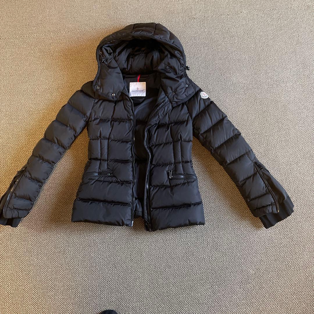 Moncler ブラック ダウンジャケット フード付き